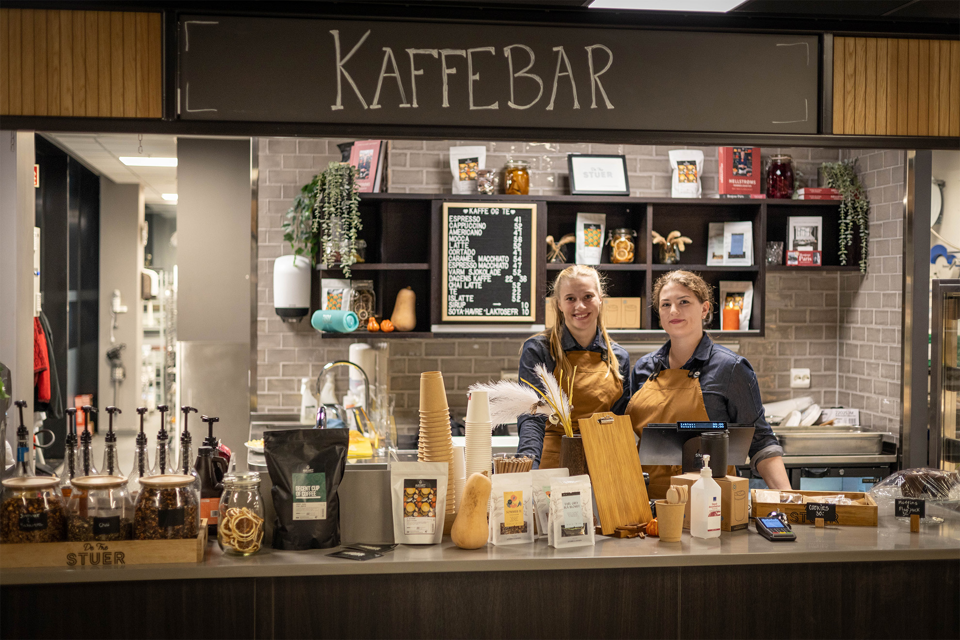 kaffebar og kafédisk med to damer som smiler